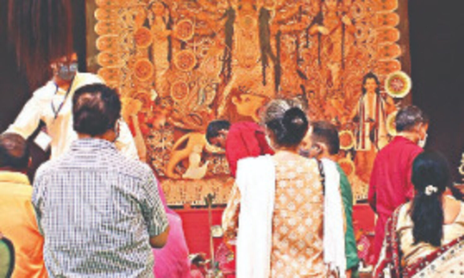 Immerse idols at home in buckets or containers