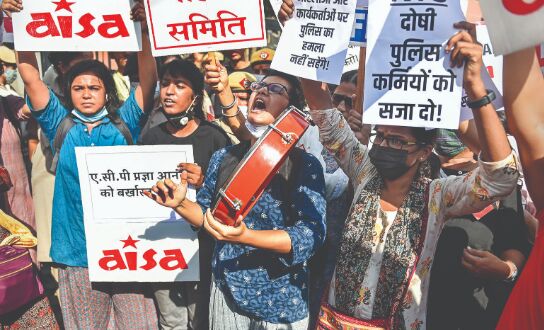 After stir outside HQ, Delhi Police agrees to set up vigilance probe