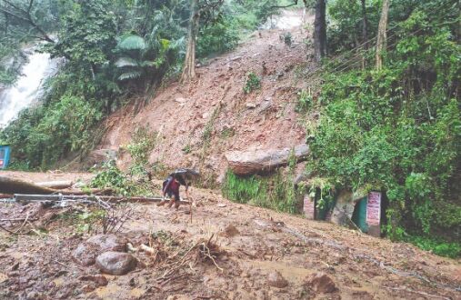 6 people die, a dozen missing as rains lash Kerala 6 people die, a dozen missing as rains lash Kerala