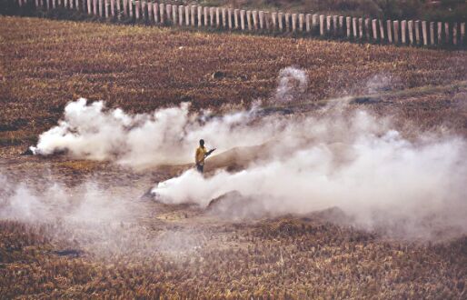 Air turns very poor as CM blames farm fires; Centre says share in pollution 2% Air turns very poor as CM blames farm fires; Centre says share in pollution 2%