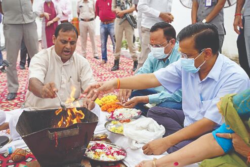 CM lays foundation stone of new 1,430-bed hosp in Shalimar Bagh CM lays foundation stone of new 1,430-bed hosp in Shalimar Bagh