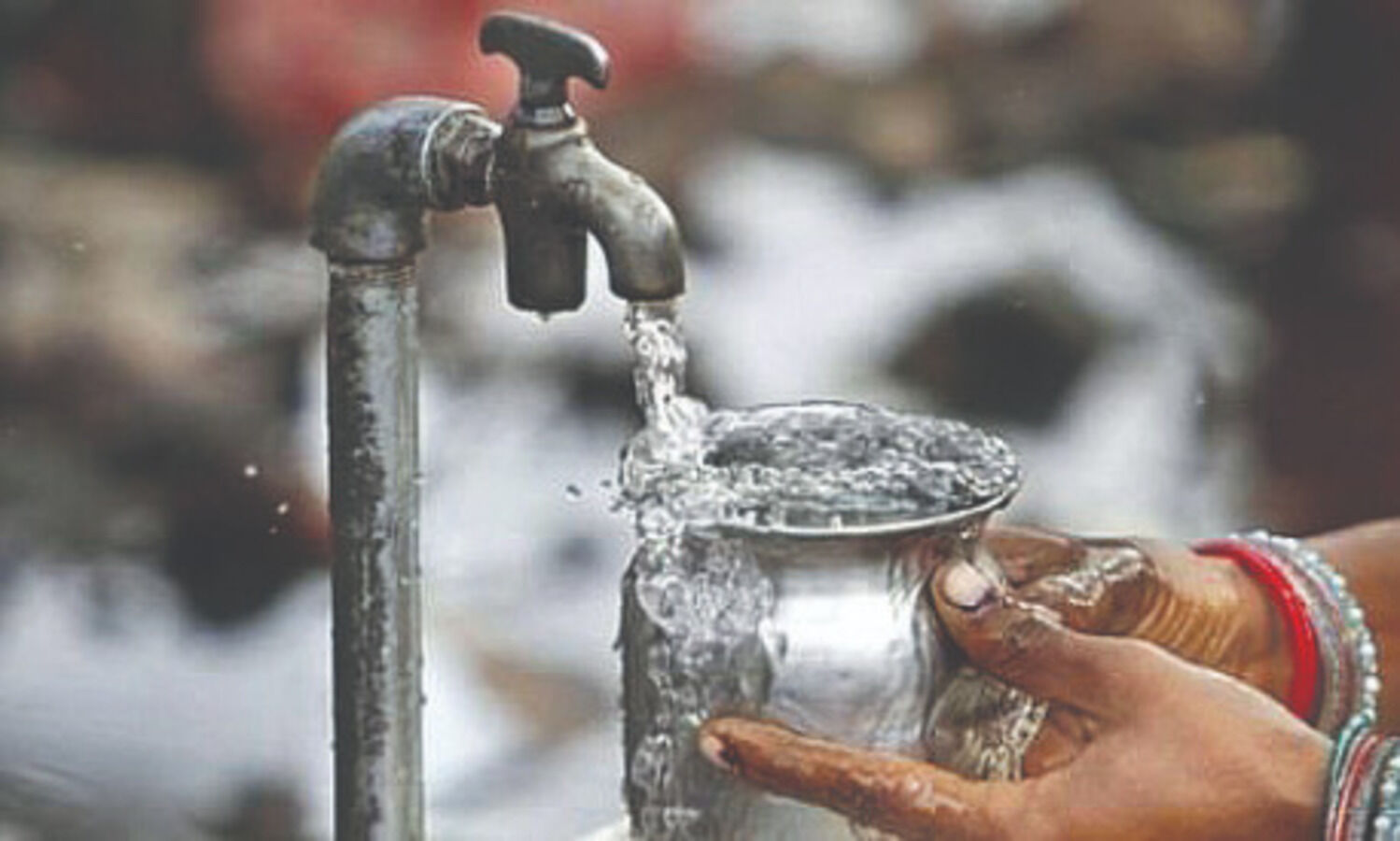 About 44% people in Delhi slums depend on bottled water, 76% homes have piped water