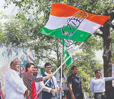 Cong promises loan waiver for farmers, jobs to 20L people