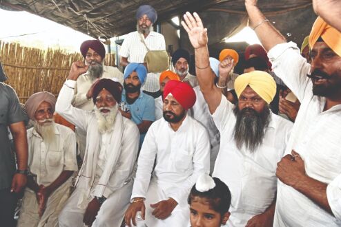 Channi sits on dharna with farmers