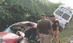 2 killed, 4 injured as car hits mini-bus on Yamuna e-way 2 killed, 4 injured as car hits mini-bus on Yamuna e-way