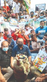 Diesel price crosses Rs 100/l mark in 3 dists; TMC stages protest in city Diesel price crosses Rs 100/l mark in 3 dists; TMC stages protest in city