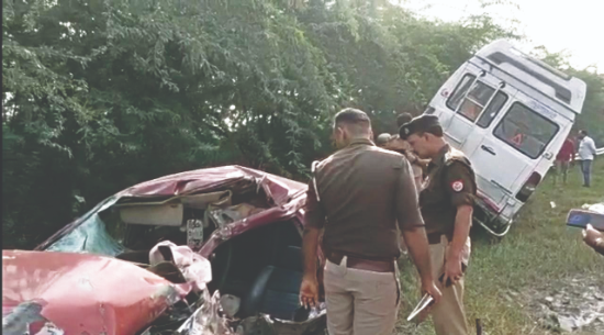 2 killed, 4 injured as car hits mini-bus on Yamuna e-way 2 killed, 4 injured as car hits mini-bus on Yamuna e-way