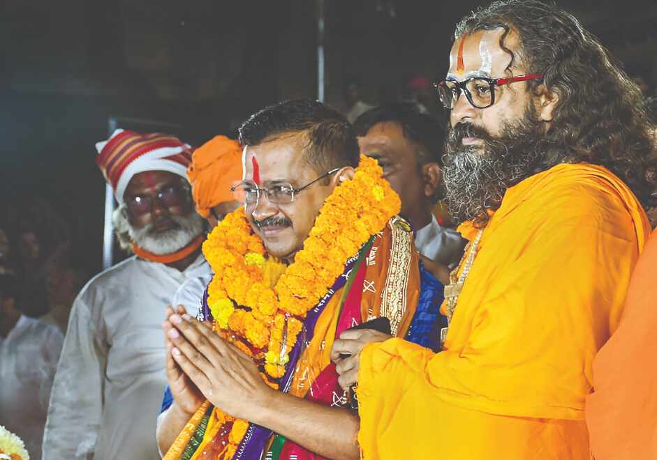 Kejriwal performs aarti on the banks of Saryu river in Ayodhya Kejriwal performs aarti on the banks of Saryu river in Ayodhya