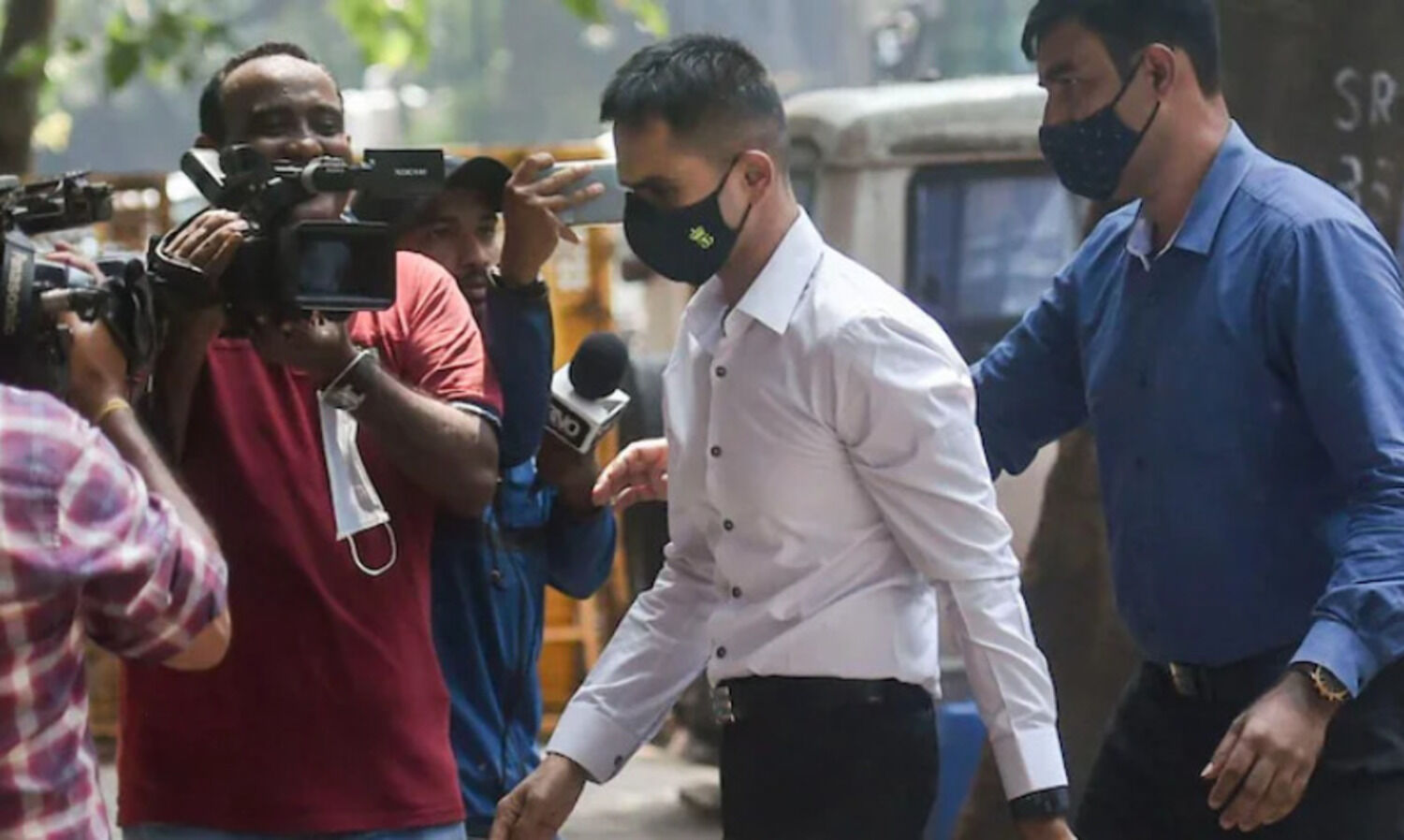 Mumbai cops receive 4 pleas alleging extortion by Sameer Wankhede and NCB officials, launch enquiry