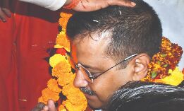 Kejriwal offers prayers at Ram Janambhoomi site