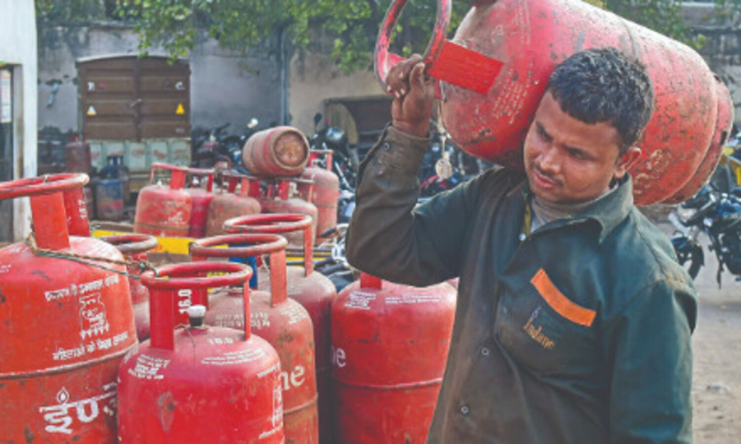 Govt plans to allow small LPG cylinder sale at ration shops