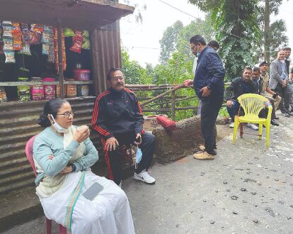 Mamata walks for 12kms in hill hamlet, reaches out to locals Mamata walks for 12kms in hill hamlet, reaches out to locals