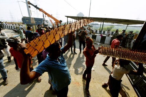 Cops removing barricades at Ghazipur farmers protest site