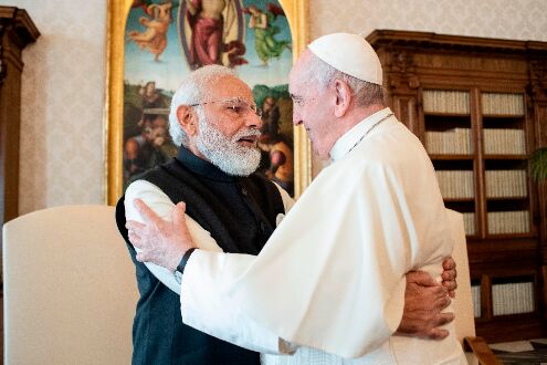 PM Modi meets Pope Francis at the Vatican; invites the Pontiff to visit India PM Modi meets Pope Francis at the Vatican; invites the Pontiff to visit India