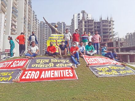 Residents across Noida, Gr Noida protest against builders for possession, registry Residents across Noida, Gr Noida protest against builders for possession, registry