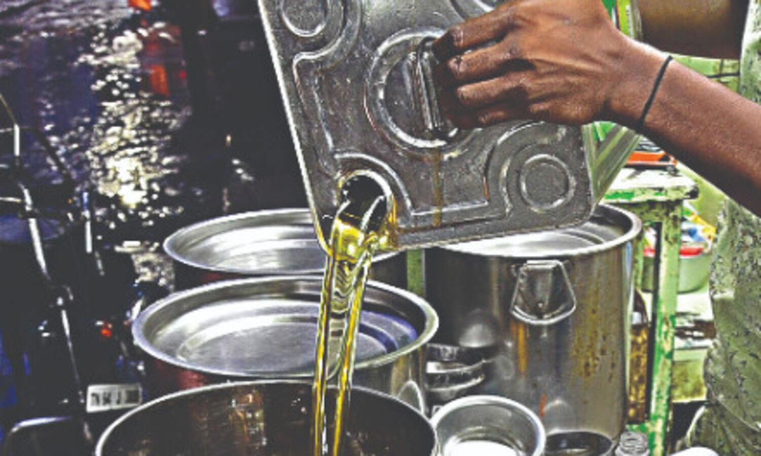 Retail edible oil prices fall by Rs 5-20/kg in major mkts
