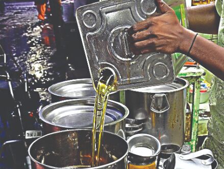 Retail edible oil prices fall by Rs 5-20/kg in major mkts Retail edible oil prices fall by Rs 5-20/kg in major mkts