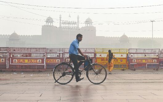 Delhi defies cracker ban, air worst in 5 years post-Diwali Delhi defies cracker ban, air worst in 5 years post-Diwali