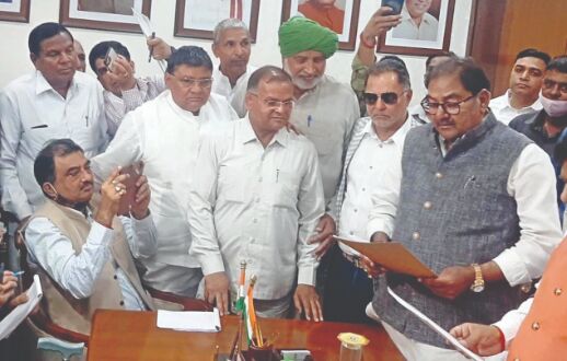Abhay rides tractor to reach State Assembly, takes oath Abhay rides tractor to reach State Assembly, takes oath