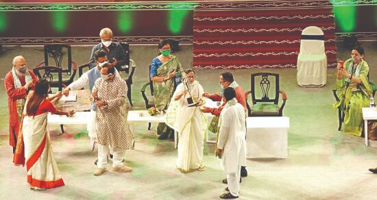 CM gives away Biswa Bangla Sharad Samman award to about 450 Puja organisers, thanks clubs for maintaining Covid norms CM gives away Biswa Bangla Sharad Samman award to about 450 Puja organisers, thanks clubs for maintaining Covid norms