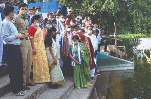 Chhath: Devotees offer Puja at ghats as Lake stays out of bounds Chhath: Devotees offer Puja at ghats as Lake stays out of bounds