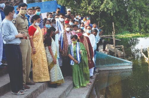 Chhath: Devotees offer Puja at ghats as Lake   stays out of bounds