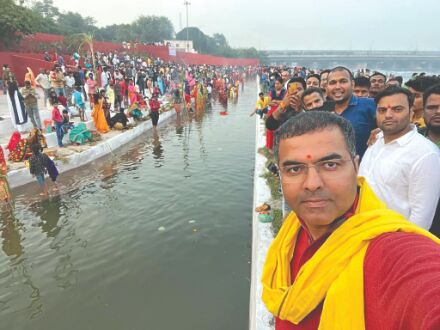 Devotees throng Yamuna defying DDMA ban, BJP MPs egg them on Devotees throng Yamuna defying DDMA ban, BJP MPs egg them on