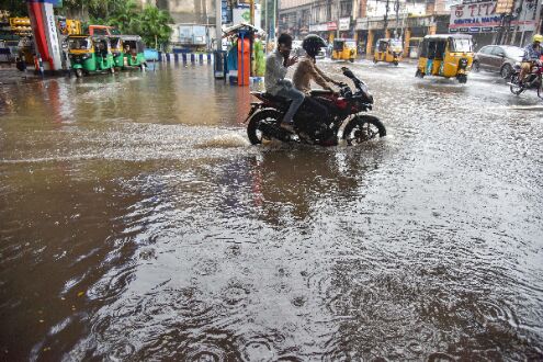 Heavy rains lash Kerala, water levels rise in various dams, several roads submerged Heavy rains lash Kerala, water levels rise in various dams, several roads submerged