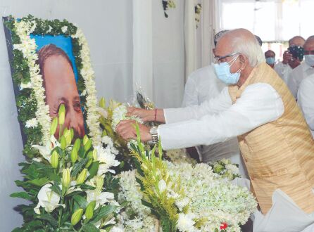 Leaders & people pay tribute to Subrata Mukherjee