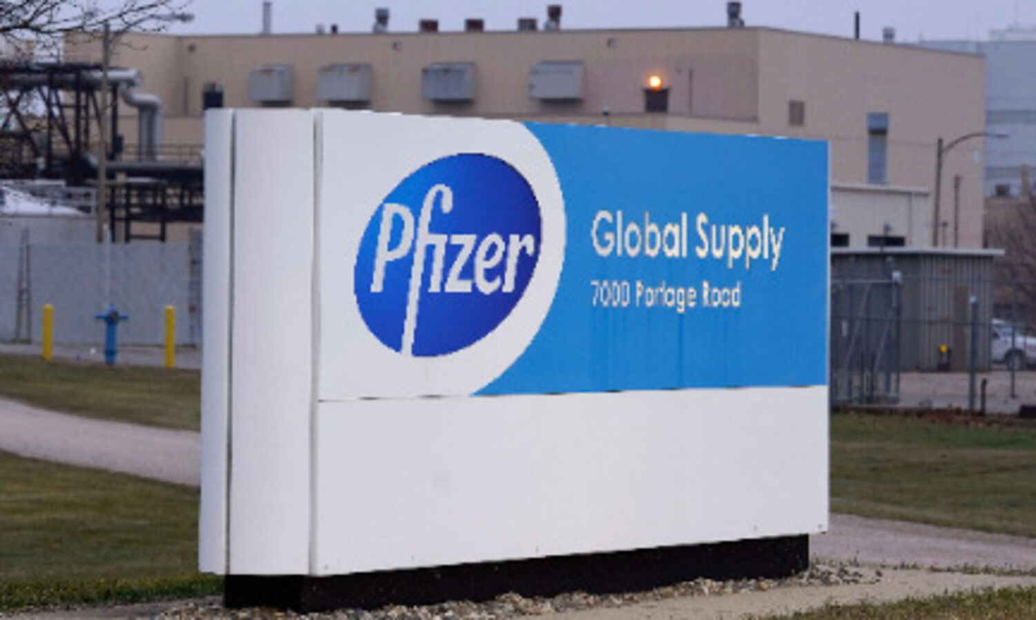 Pfizer agrees to let other companies make its COVID-19 pill