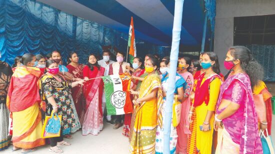 About 50 families from various Oppn parties, including BJP & RSS, join Trinamool Congress About 50 families from various Oppn parties, including BJP & RSS, join Trinamool Congress