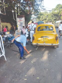 Kolkata Police to rope in 25 traffic guards to crackdown on vehicles causing pollution Kolkata Police to rope in 25 traffic guards to crackdown on vehicles causing pollution