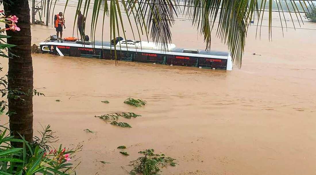 25 killed, 17 missing as flash floods ravage Andhra 25 killed, 17 missing as flash floods ravage Andhra