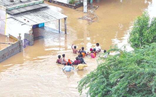 Floods bring Andhra to its knees, death toll climbs to 31 Floods bring Andhra to its knees, death toll climbs to 31
