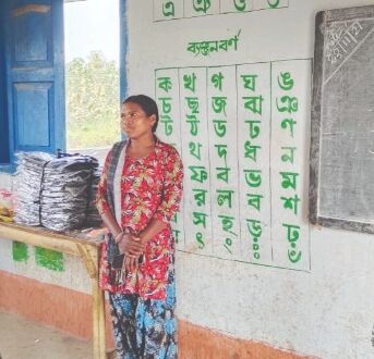 Ratnabali becomes the 3rd girl from Shabar community to graduate Ratnabali becomes the 3rd girl from Shabar community to graduate