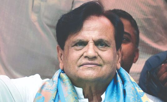 Cong leaders pay tribute to Ahmed Patel