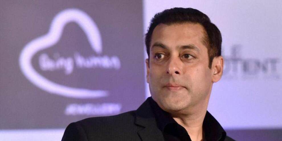 Salman Khan appeals to fans to not burst crackers inside cinema halls Salman Khan appeals to fans to not burst crackers inside cinema halls