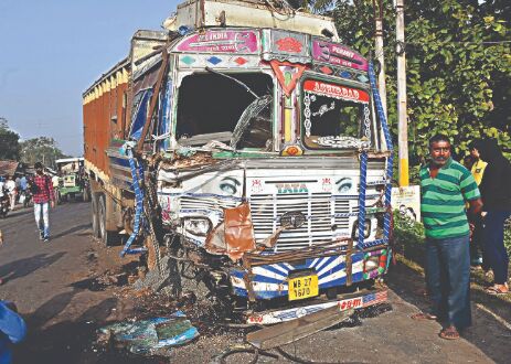 17, including 10 of same family, killed as vehicle collides with truck 17, including 10 of same family, killed as vehicle collides with truck