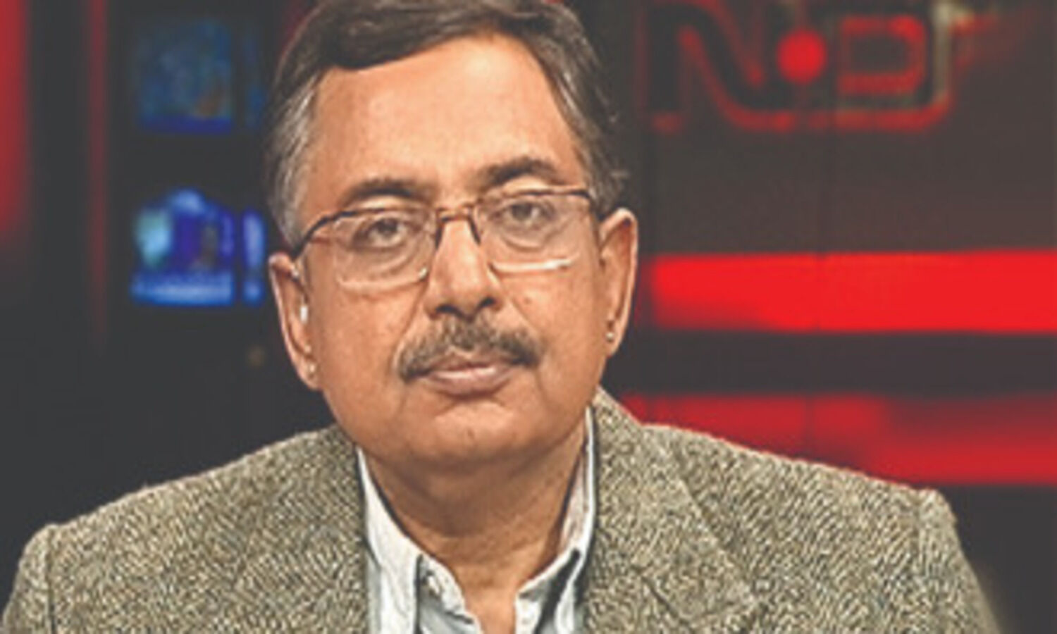 Vinod Dua remains extremely critical and fragile, says daughter