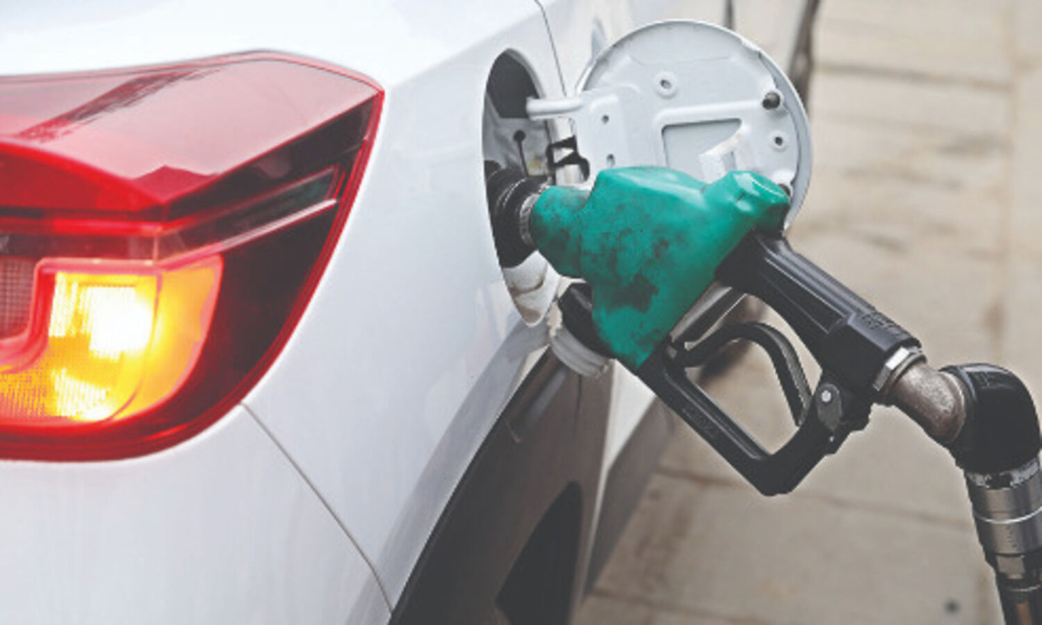 Delhi cuts VAT, petrol cost down by nearly Rs 8/litre