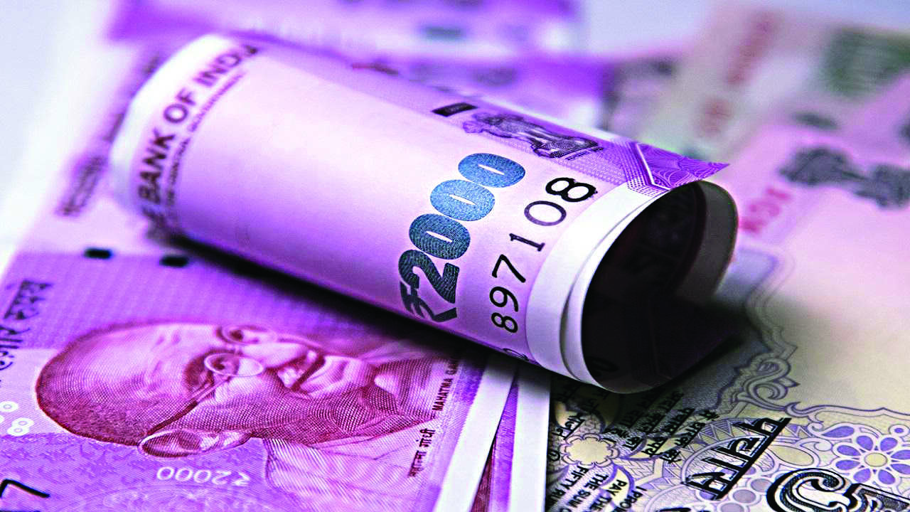 Two held for duping women with fake notes