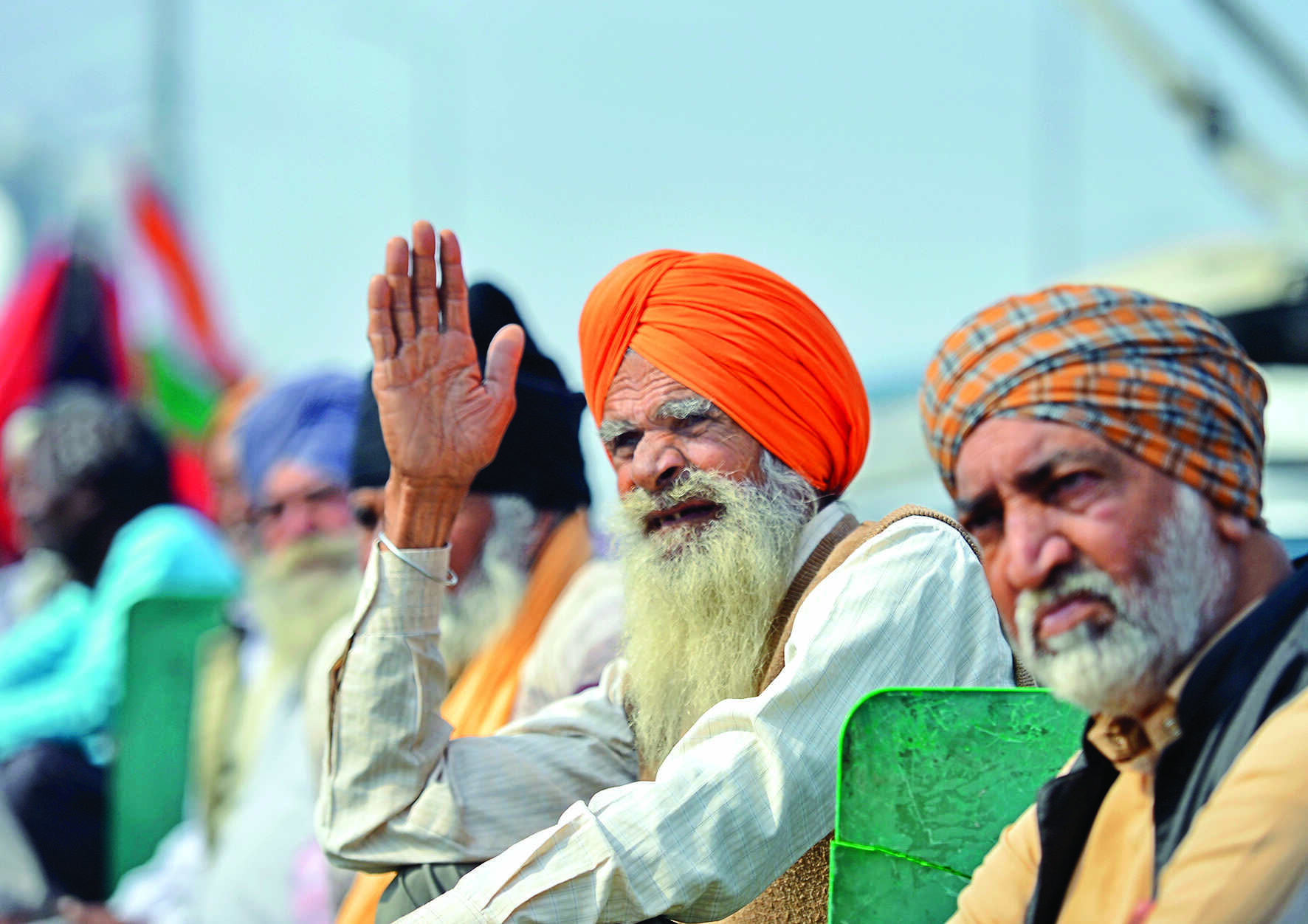 Cops take protesting farmers to Gurdwara to pay respects Cops take protesting farmers to Gurdwara to pay respects