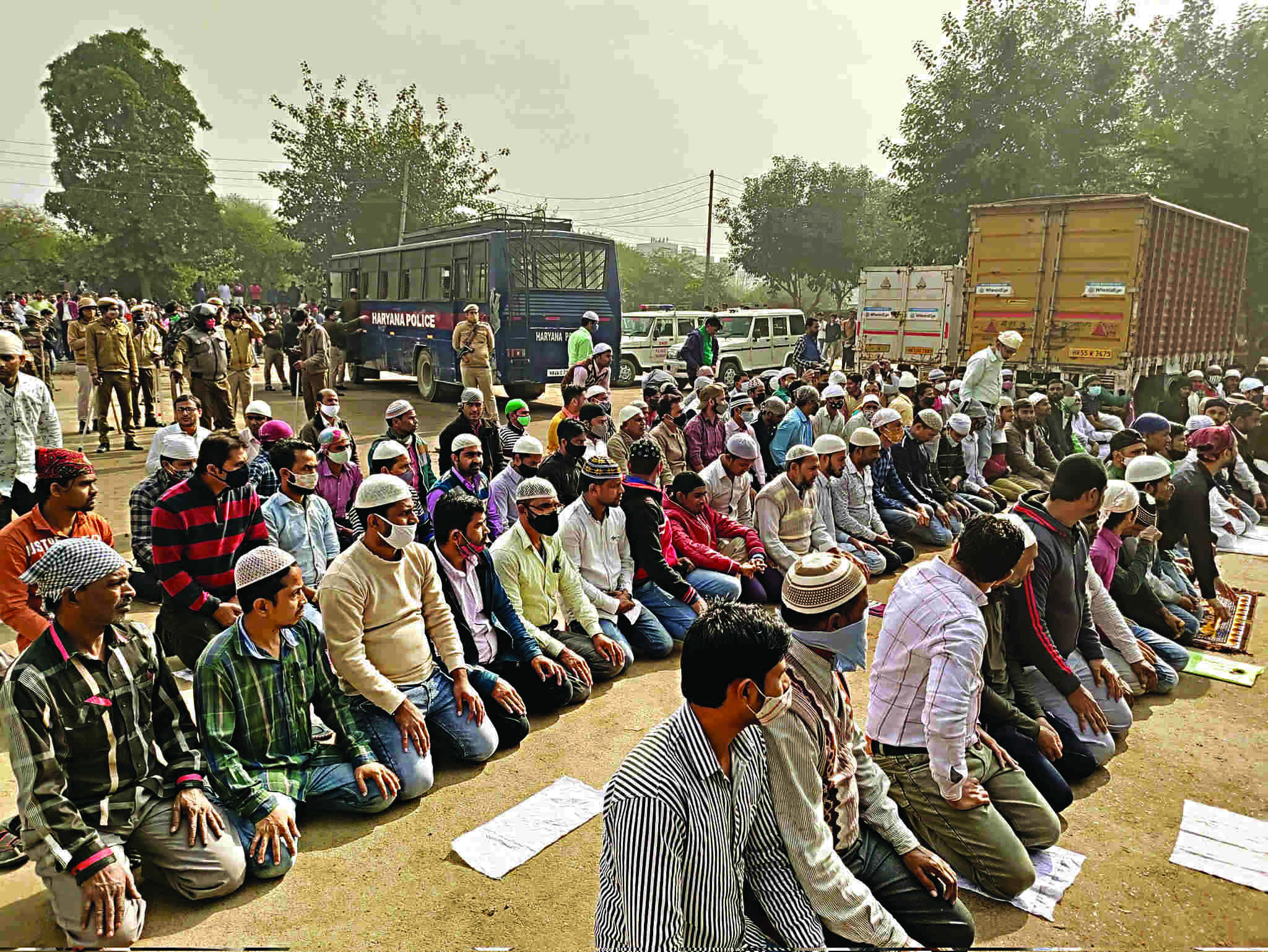 Ggm: This time, trucks parked at Namaz spot as disruptions go on