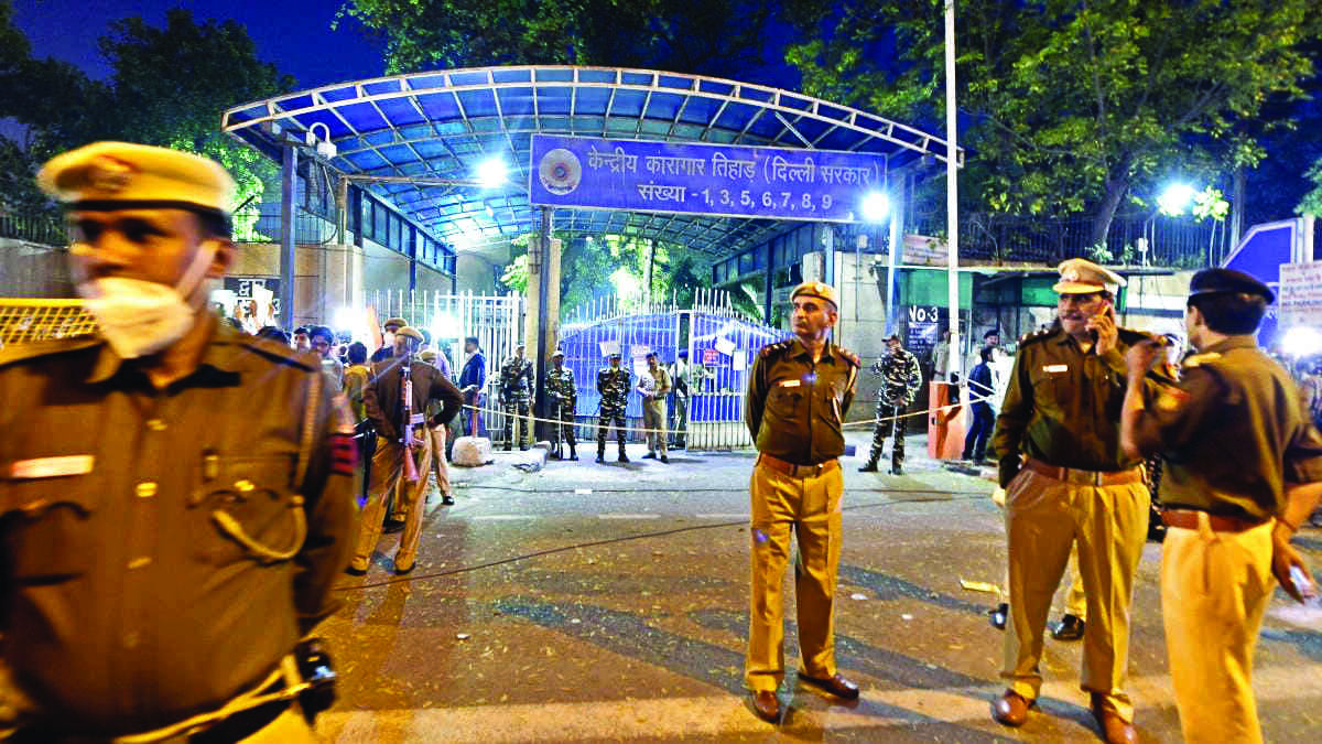 Extortion racket running   from Mandoli jail busted
