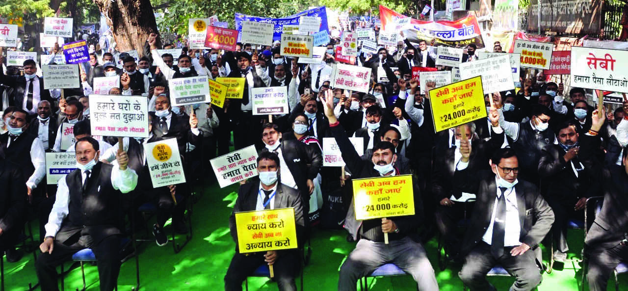 Sahara workers & investors protest against SEBI Sahara workers & investors protest against SEBI