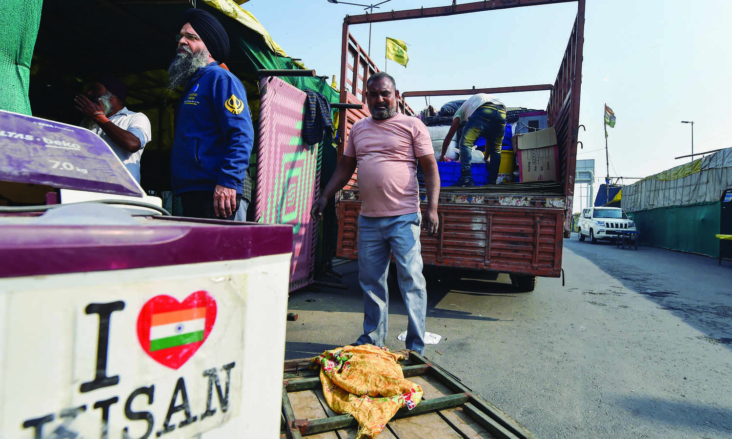 Tikri, Singhu nearly cleared out as  roads expected to reopen by today