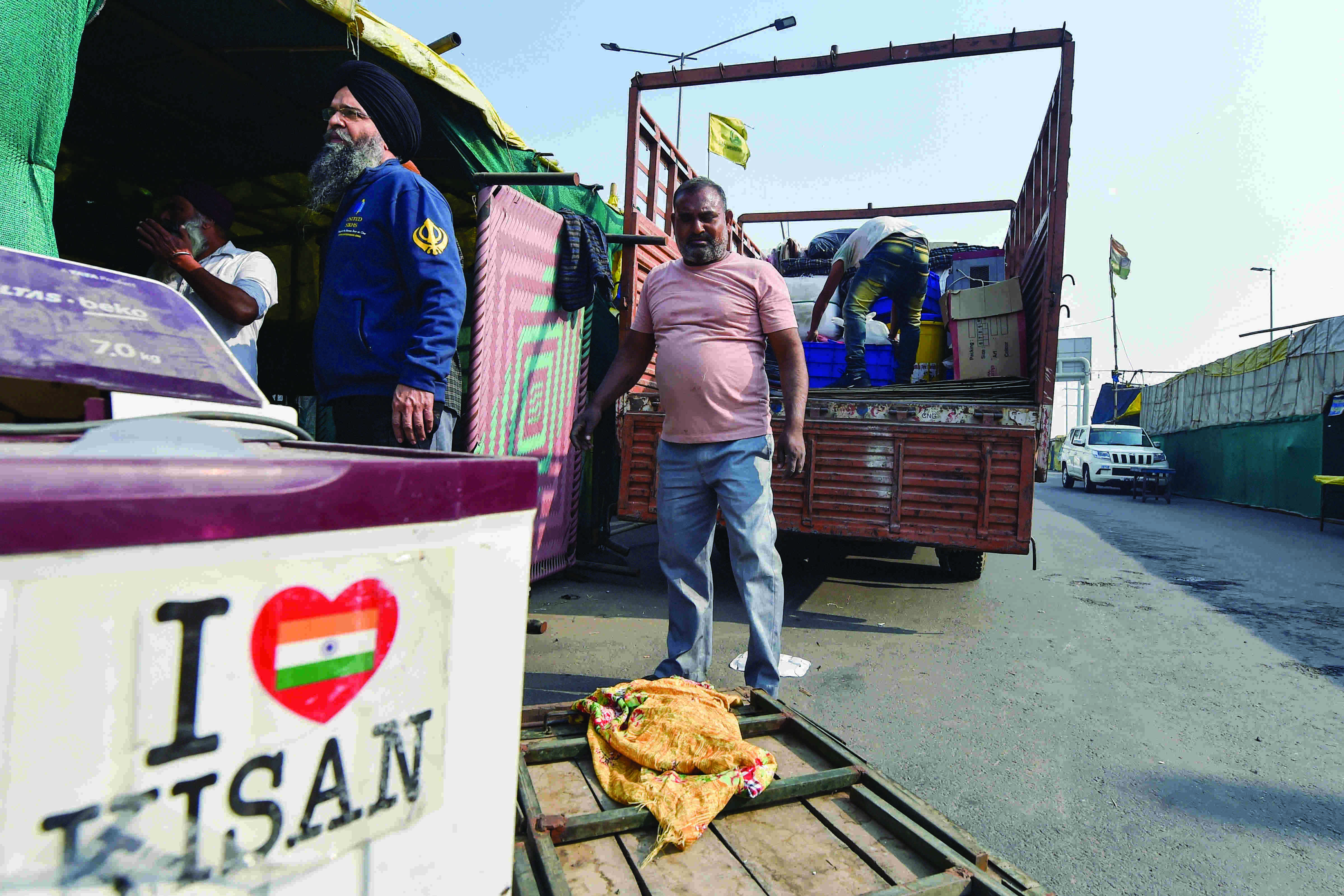 Tikri, Singhu nearly cleared out as  roads expected to reopen by today