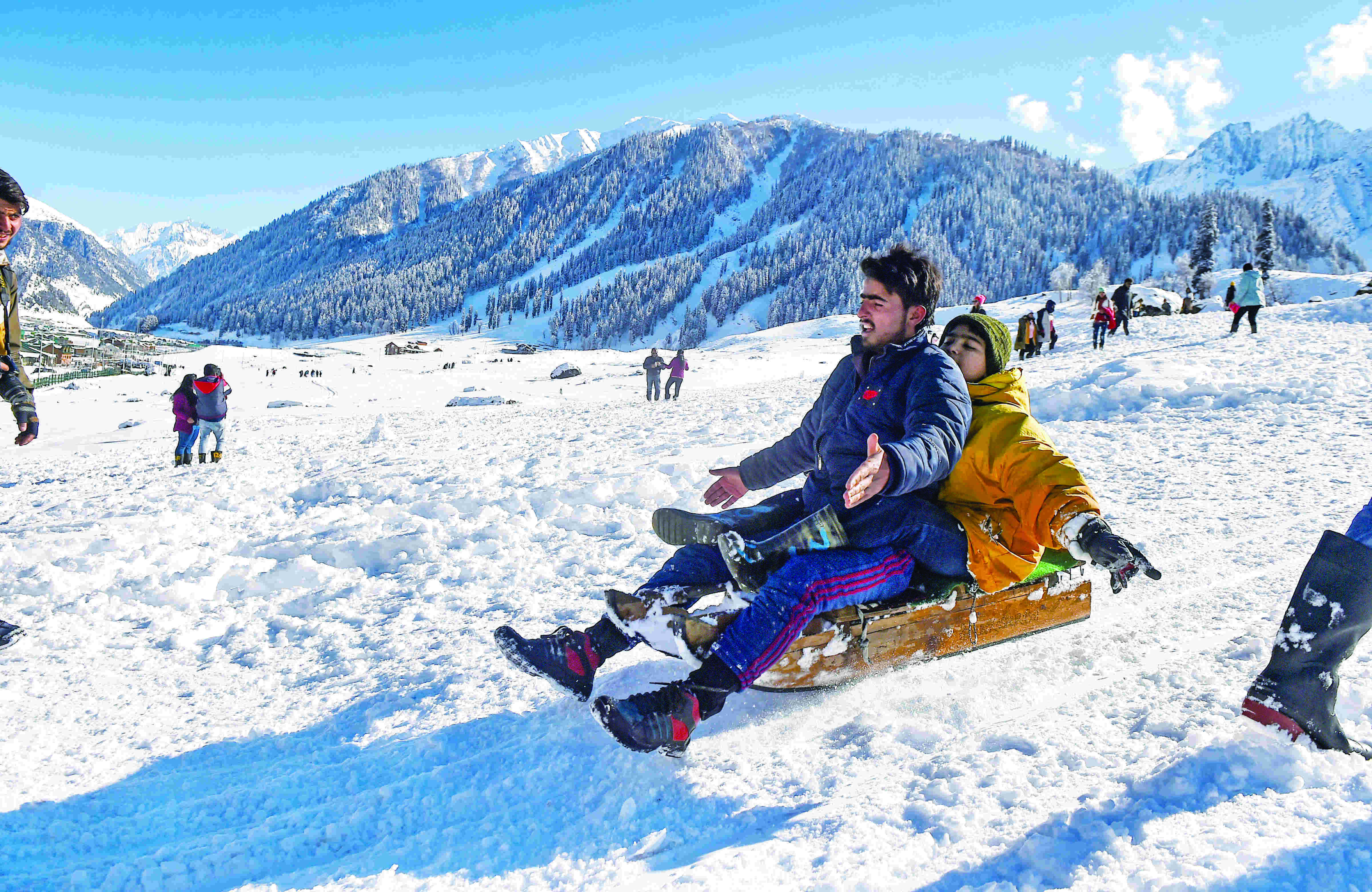 Kashmir continues to record minimum temperatures below freezing point