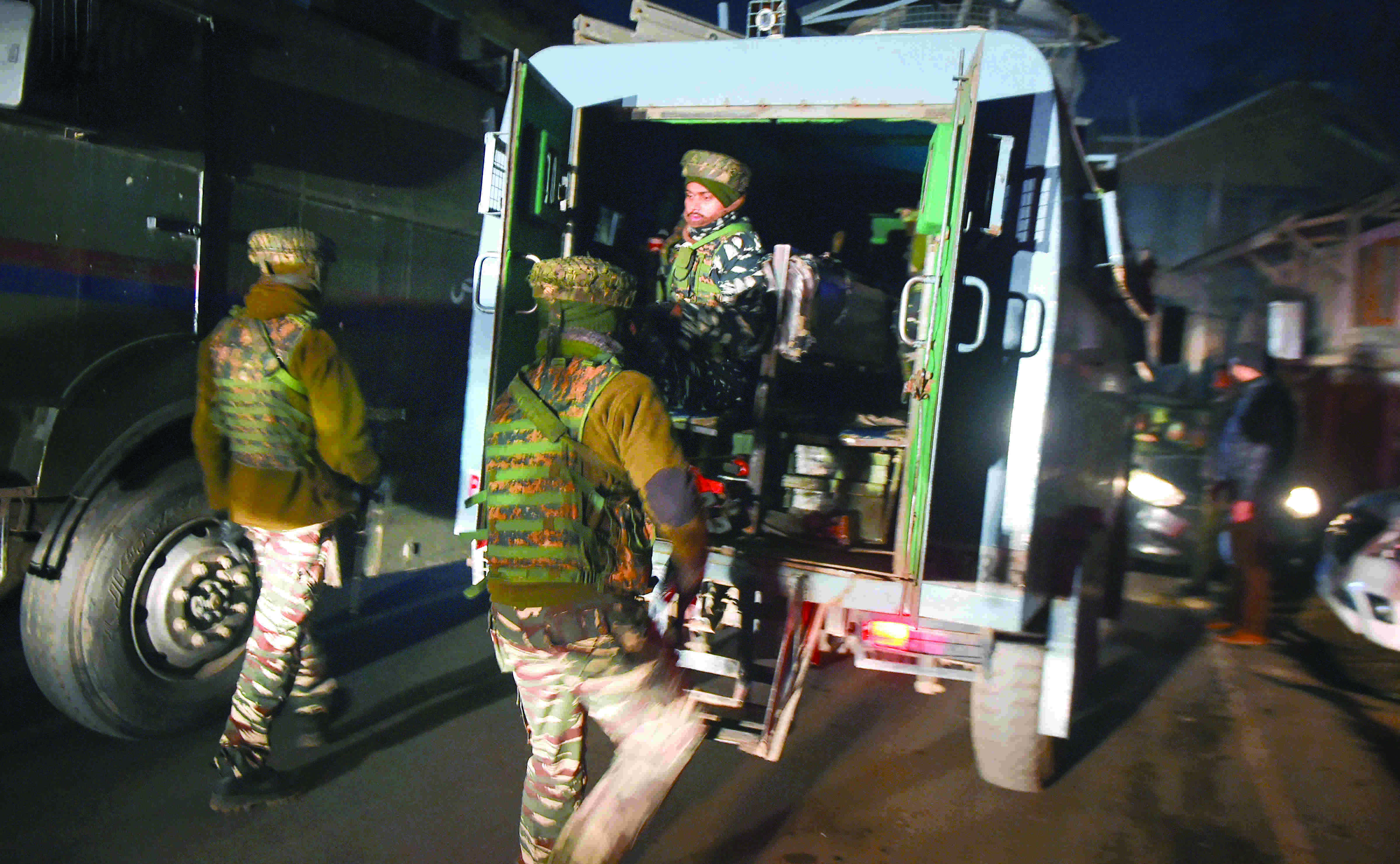 Kashmir: 2 killed, 12 injured as terrorists target police bus