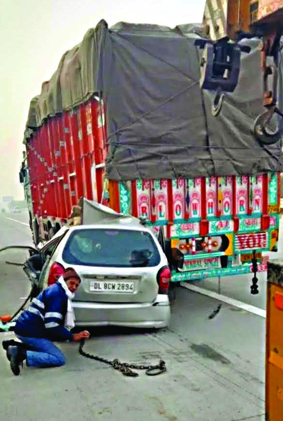 3 dead, 2 critical in two separate road accidents on Yamuna E-way 3 dead, 2 critical in two separate road accidents on Yamuna E-way